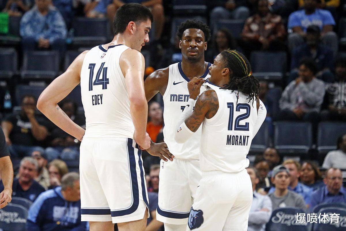 内蒙古额尔古纳初冬银装素裹，金雕翱翔雪原尽显苍穹之王风范