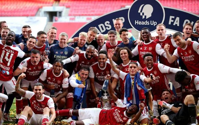 看看当年国际米兰 和拥有梅西苏牙那支巴萨的对抗，比赛虽然是那啥了…