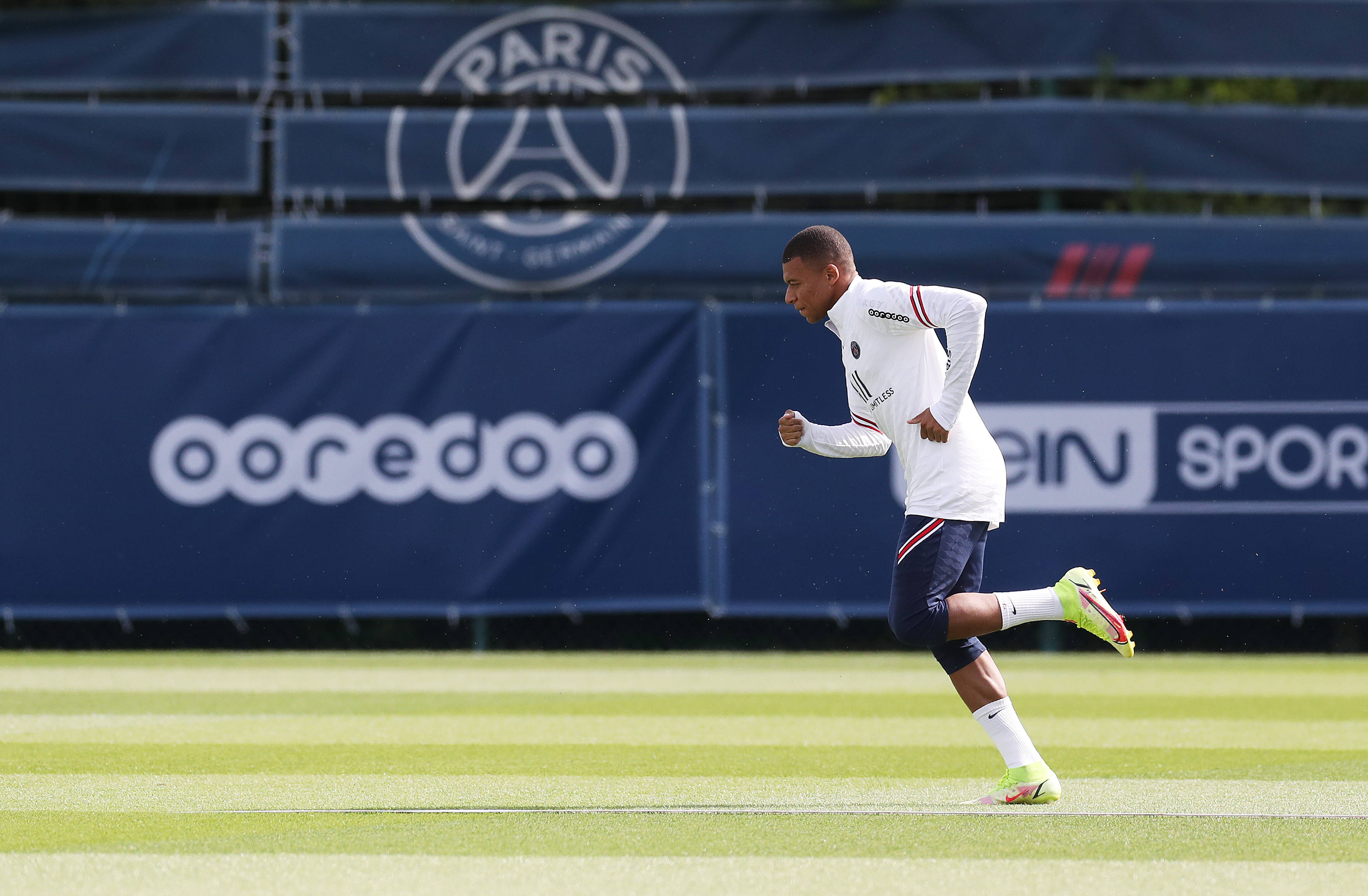 世界杯预热海报里没有C罗遭质疑，FIFA删除原海报改“怀旧”