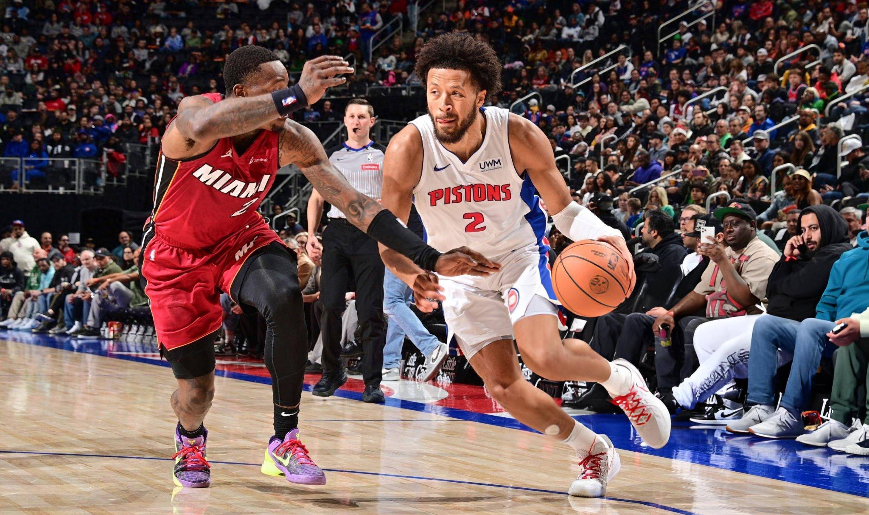 决胜盘来了！卡林斯卡娅追身发球造成对手失误扳回一盘