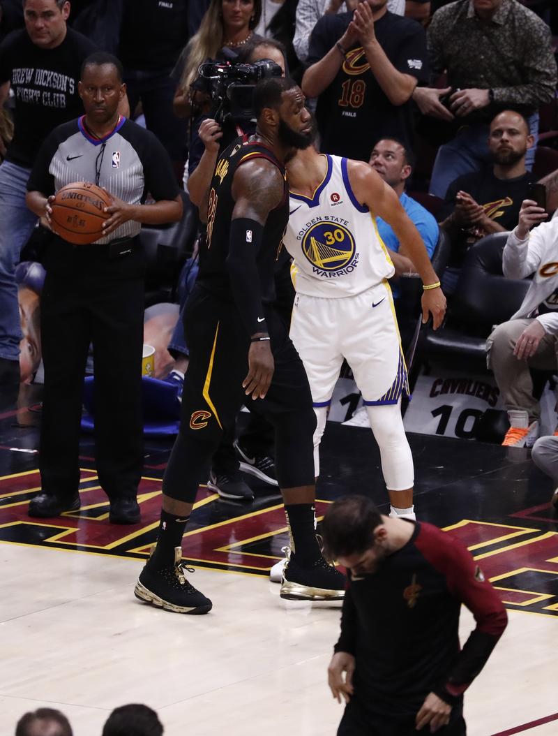 拜仁官方：穆西亚拉今天完成了部分单独训练