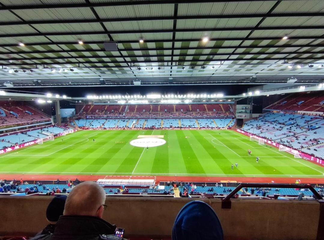 申京隔扣颜射亚当斯，后者按头锁喉遭申京“挑衅”：就扣你这混球