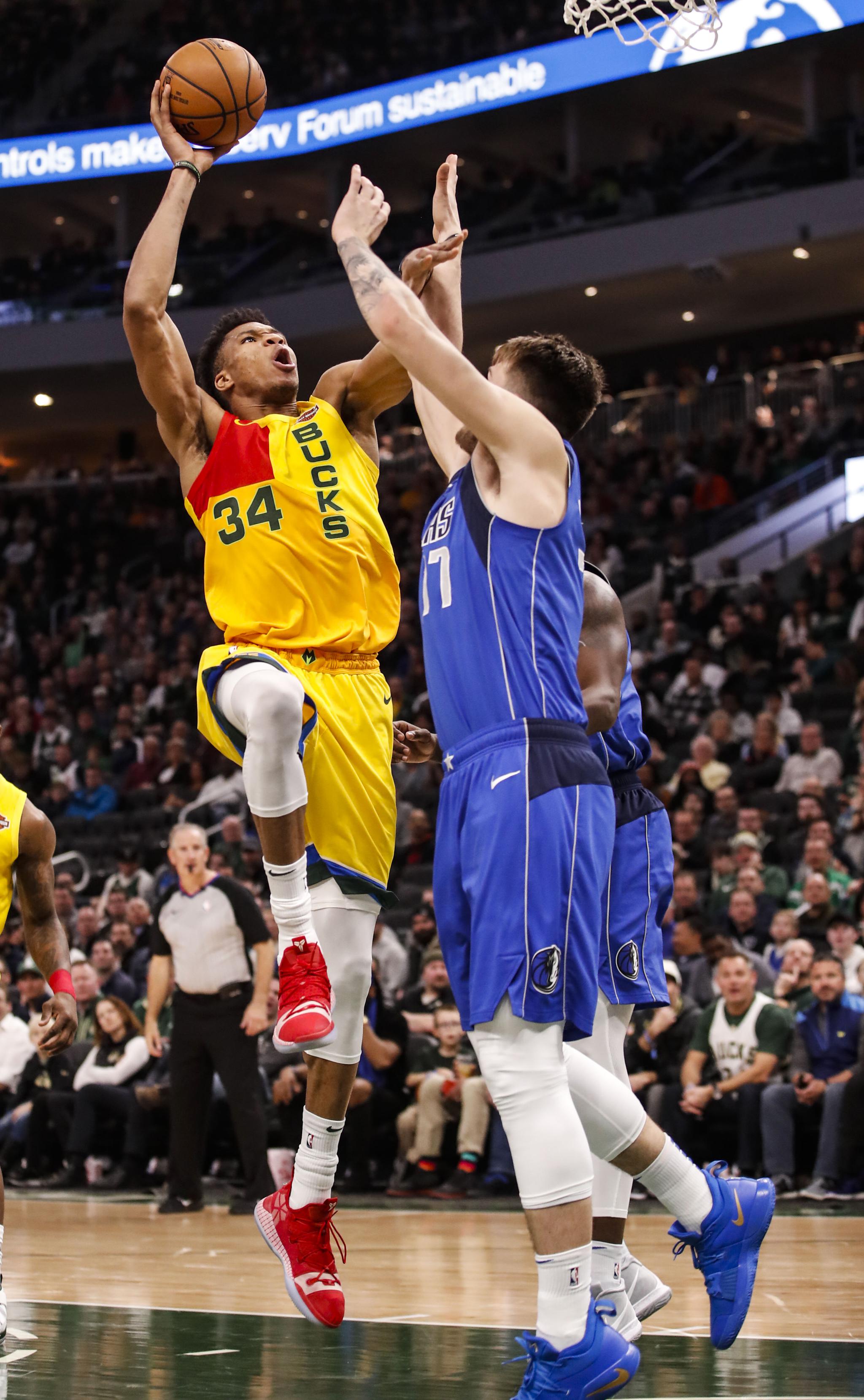 大卫·詹姆斯半场8中6得到17分7篮板&天津仍落后宁波9分