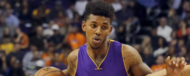 外围一脚远射力度十足！ 门神成功扑救